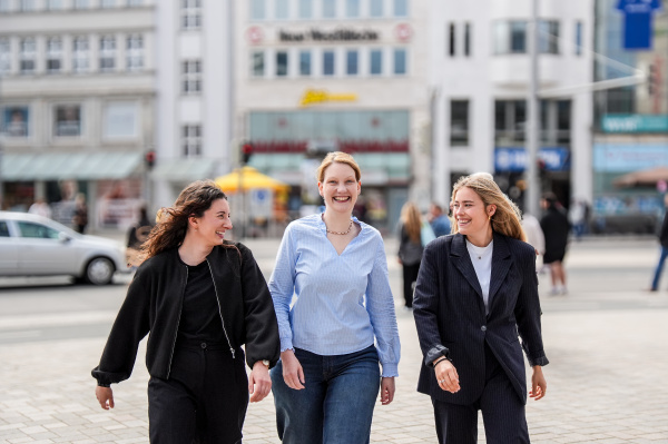 drei Frauen auf dem Jahnplatz, lachend und laufend