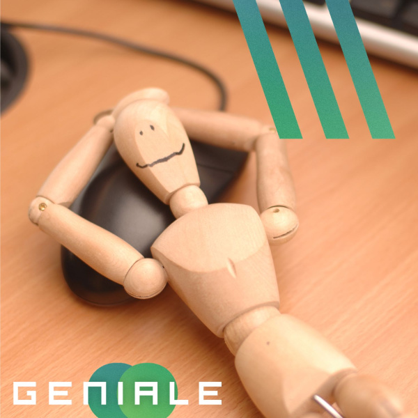 Ein Holzmännchen mit aufgemalten Lächeln hat die Arme hinter den Kopf, liegt auf einer Computermaus und ist in einer lockeren Liegeposition.