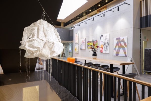 Moderne Ausstellungsvitrinen mit weißer Beleuchtung und Designerobjekten.