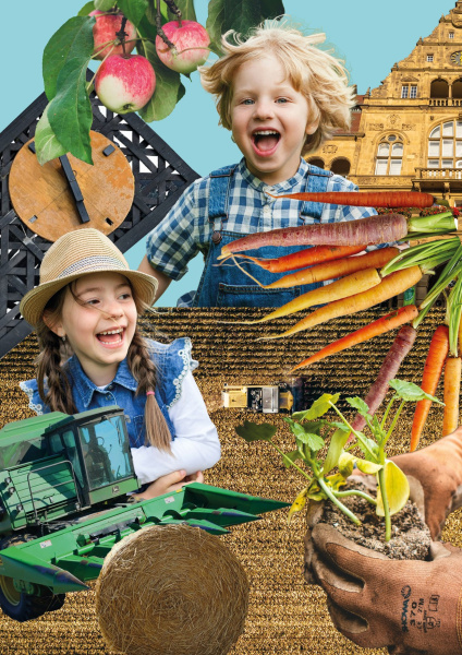 Zwei Kinder in Baukleidung mit Werkzeugen und Baummaterialien vor ländlichem Hintergrund.