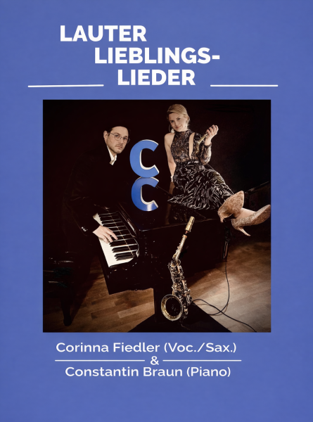 Corinna Fiedler und Constantin Braun präsentieren sich am Flügel. Im Vordergrund steht ein Saxophon.