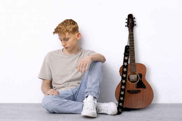 junger mann mit gitarre
