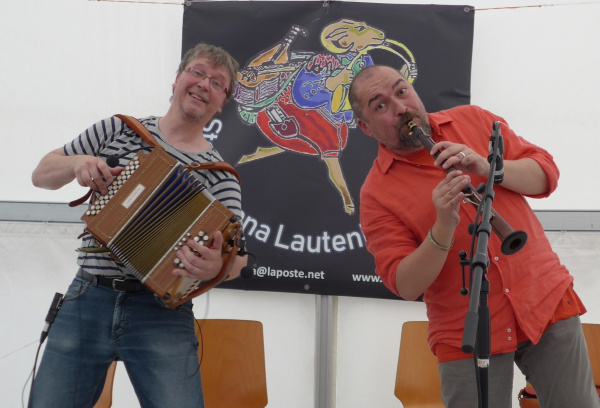 Zwei Männer mit Klarinette und Akkordeon auf der Bühne