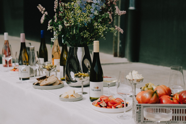 gedeckter Tisch mit Flaschen und Snacks