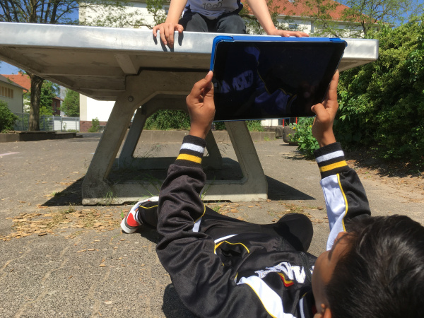ein Kind fotografiert mit einem Tablet