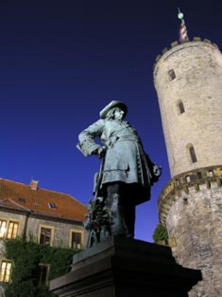 Am 22./23.9.2012 verhüllen die Raumausstatter den Sparrenburg-Turm.