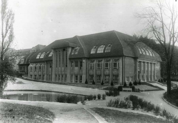 Handwerker- und Kunstgewerbeschule um 1925