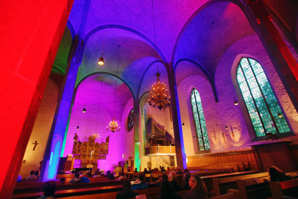 Bunt leuchtet die Kirche von innen nur einmal jährlich zu den Nachtansichten