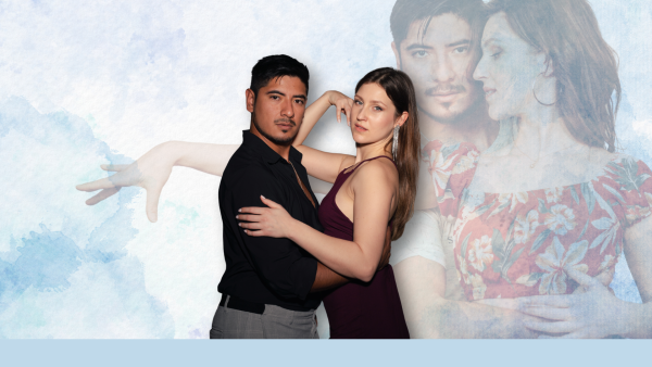 Tanzpärchen schaut posend in die Kamera. Im Hintergrund dasselbe Pärchen in Tanzposition