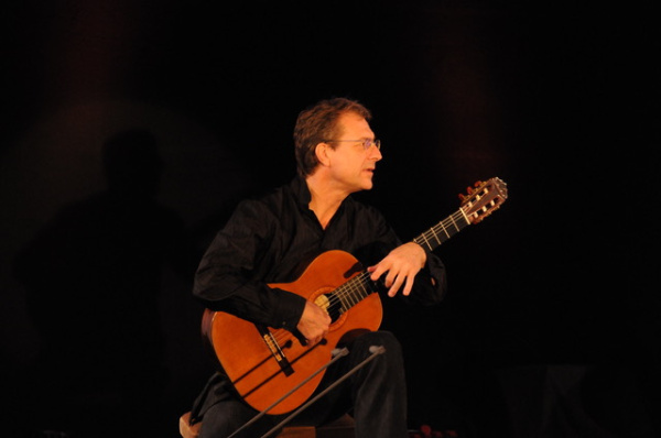 Lucian Plessner mit Gitarre