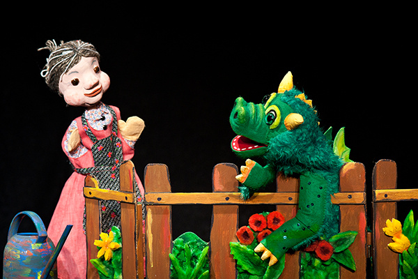 Kaspers Oma und Drachenhund im Garten