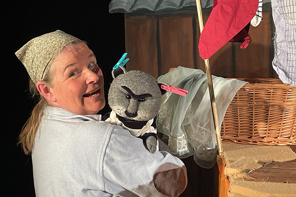 Bäuerin Husemann mit ihrem Kater Leo im Arm