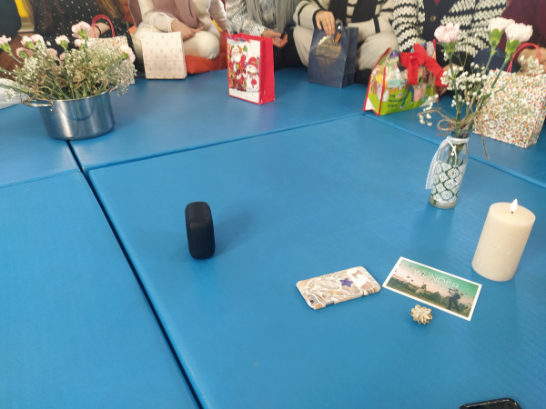 blaue Matte mit Blumensträußen und Postkarten