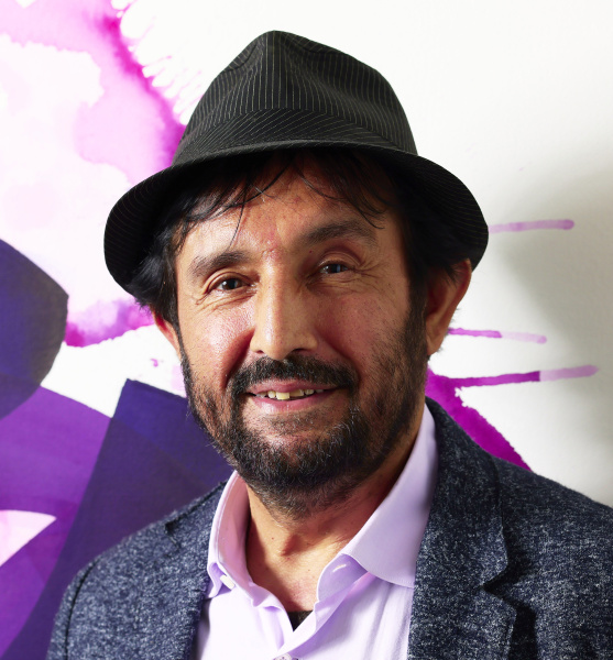 Ein Porträt des Künstlers Aatifi mit Hut