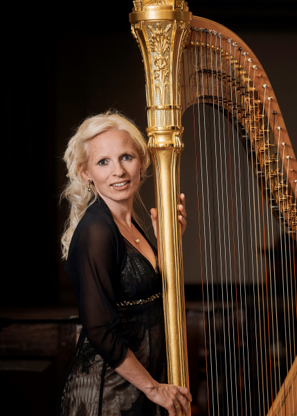 Jenny Meyer mit Harfe