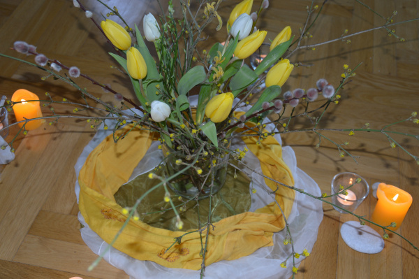 Das Bild zeigt einen Blumenstrauß mit weißen und gelben Tulpen