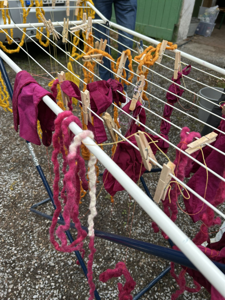 gefärbte Wollstränge