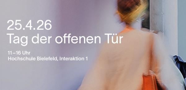 man sieht eine Frau von hinten die eine Tasche trägt 