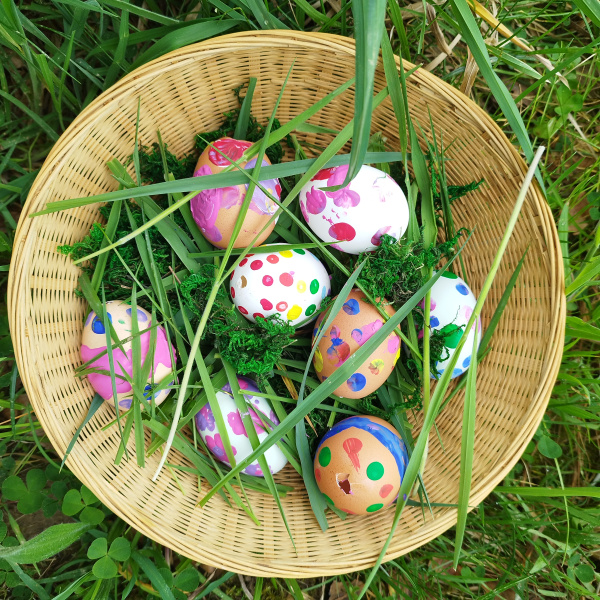 Ein Nest mit selbstbemalten Ostereiern, wie sie im Workshop entstehen sollen.