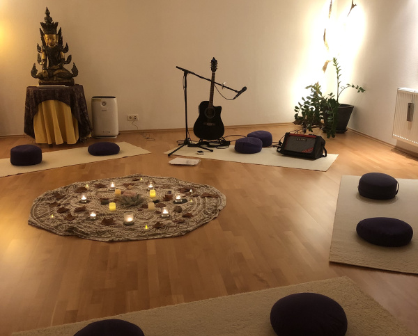 Blick in den Raum, hergerichtet fürs Mantra singen mit Matten und Yogakissen