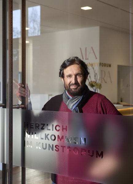 Der Künstler Aatifi steht in der Eingangstür zum Museum Kunstforum Hermann Stenner 