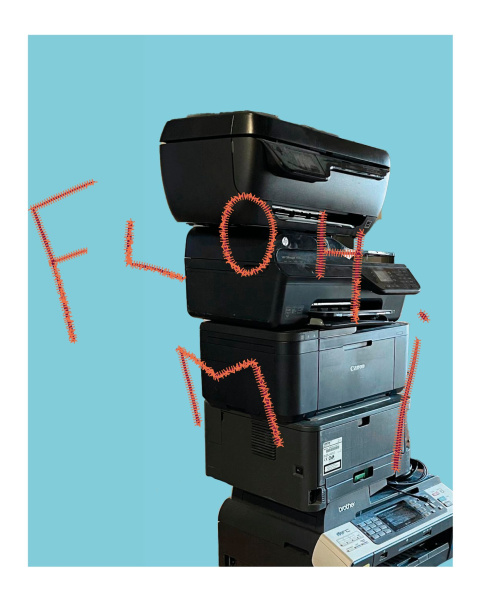 Ein Stapel von Bürogeräten, darüber in krakeliger Druckschrift der Schriftzug "Flohmi"