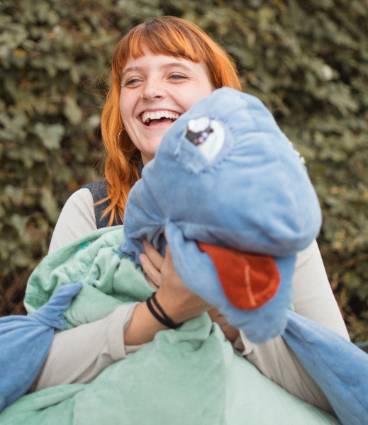 eine Person hält die Quartiers-Schildkröte Schildi im Arm und lacht