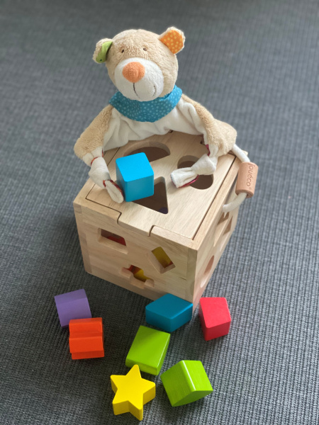 Schnuffi beim spielen mit Bauklötzen