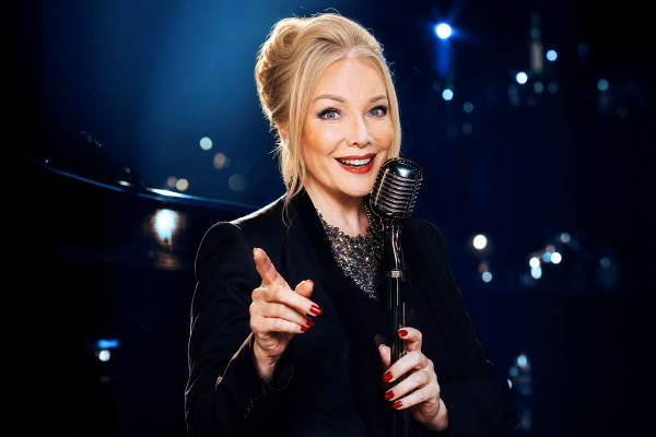 Mia Quirin singend auf der Bühne