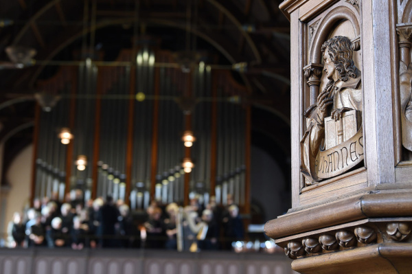 Zionskantorei auf der Orgelempore der Zionskirche; Kanzel im Vordergrund