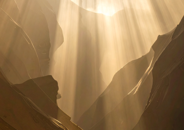 Sonne die auf Felsen strahlt