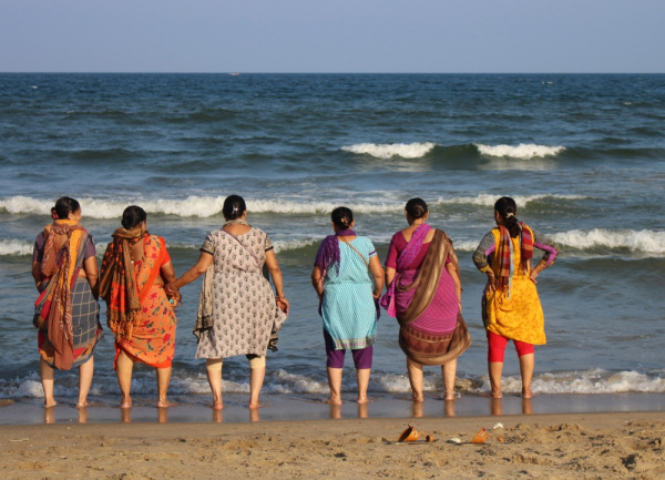 Frauen am Strand von Pondicherry