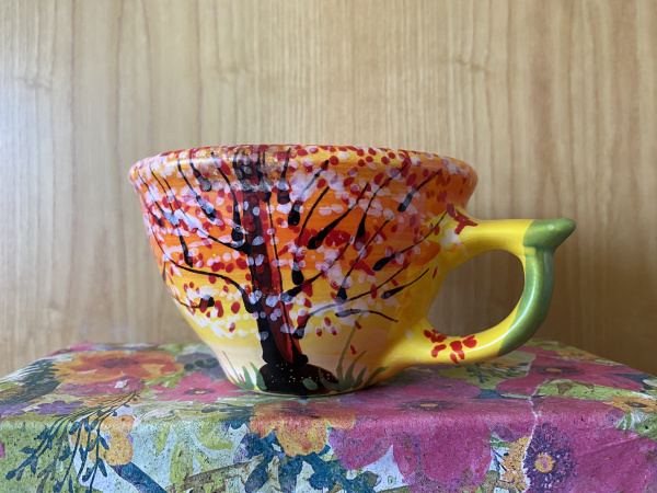 Bunte Tasse mit Baummotiv