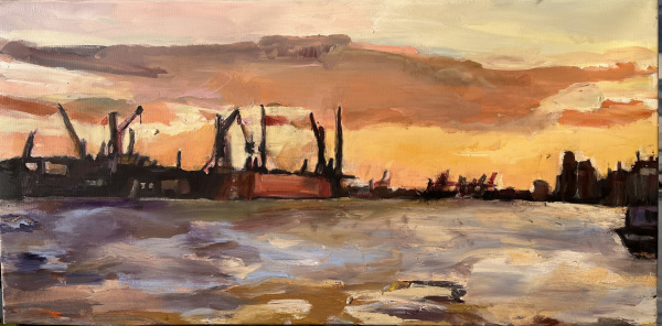 Die Silhouette der Hamburger Hafendocks mit Verladekränen, der Elbe mit Schleppern in goldenem Licht