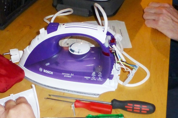 Bügeleisen und Schraubenzieher für Reparatur