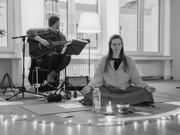 Leana & Andrea beim Mantra Yoga