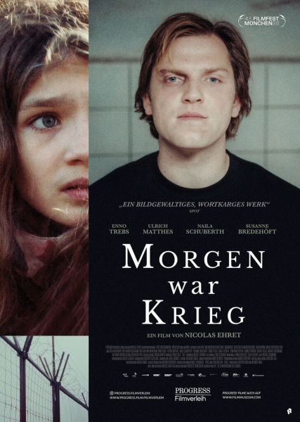 Filmplakat MORGEN WAR KRIEG, drei Bilder: einen Mann, ein Mädchen und ein Stacheldrahtzaun