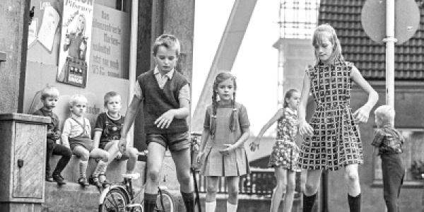Kinder spielen draußen früher