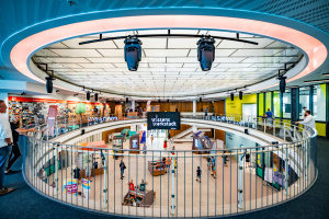 Blick vom ersten Stock hinunter ins Oval der Wissenswerkstadt.