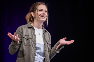 Eine Teilnehmerin bei FameLab Germany zeigt ihren Vortrag auf der Bühne.