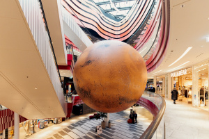 Ein Modell des Planeten Mars hängt im LOOM in Bielefeld.