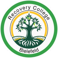 Recovery College Bielefeld Logo mit Baum und grünem Kreis